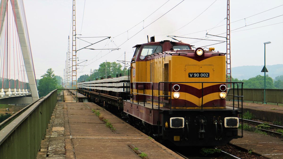 V90 002 durchfährt mit Schienenschwellen den Haltepunkt Niederwartha und liefert diese in Dresden Friedrichstadt ab. (05.06.2018)