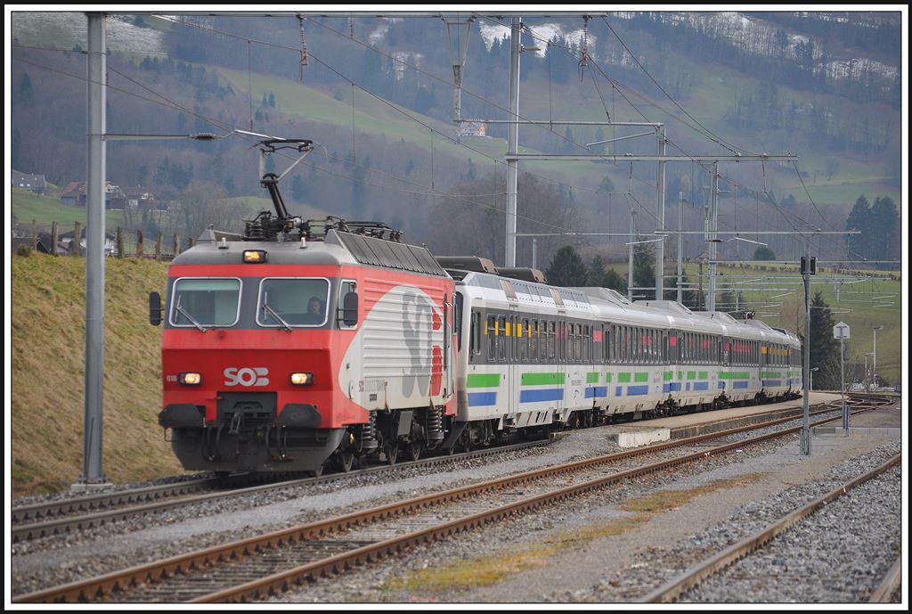 VAE 2418 von St.Gallen nach Luzern wird von der ex SBB Re 4/4 IV Re 446 018 durch Kaltbrunn gezogen. (16.01.2014)