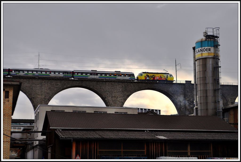 VAE 2423 mit Re 446 auf dem Glattviadukt in Herisau.(16.01.2014)