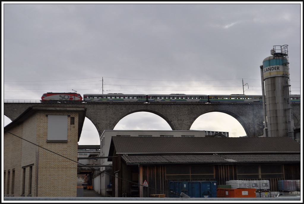 VAE 2423 mit Re 446 auf dem Glattviadukt in Herisau.(16.01.2014)