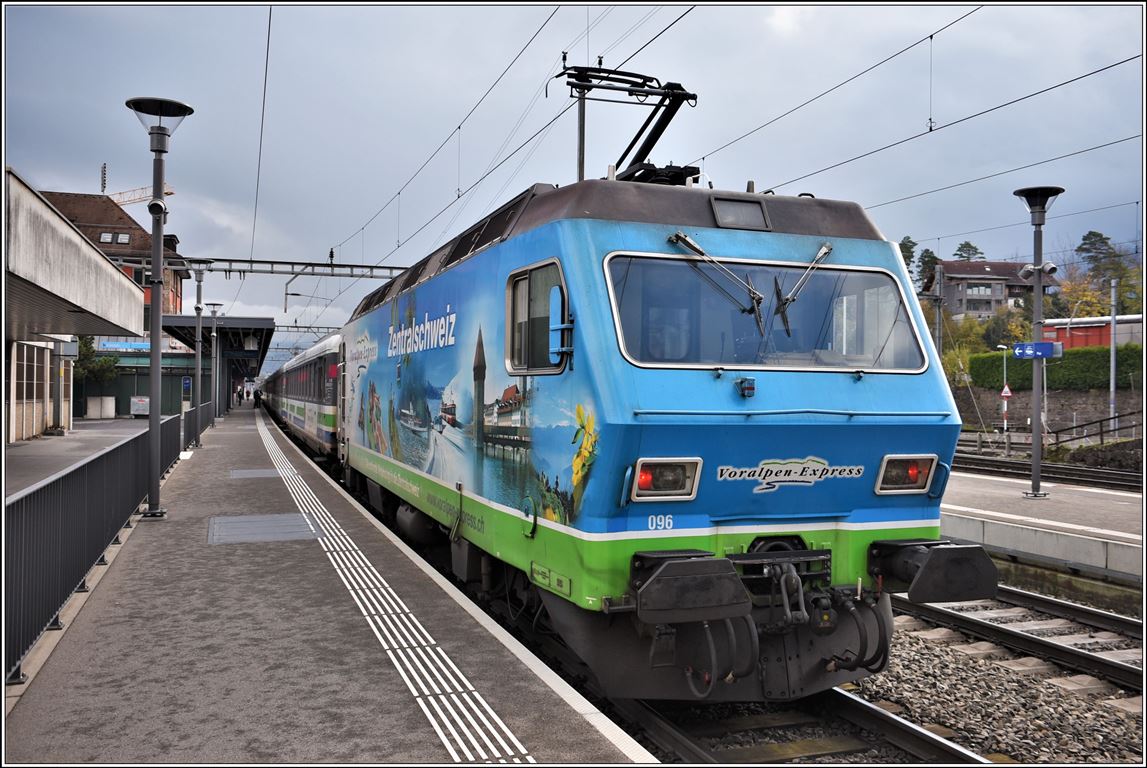 VAE mit Re 456 096-7 in Arth-Goldau. Noch fahren einige VAE mit Sandwichgarnitur, bevor alle VAE mit den neuen Traverso gefahren werden. (13.11.2019)