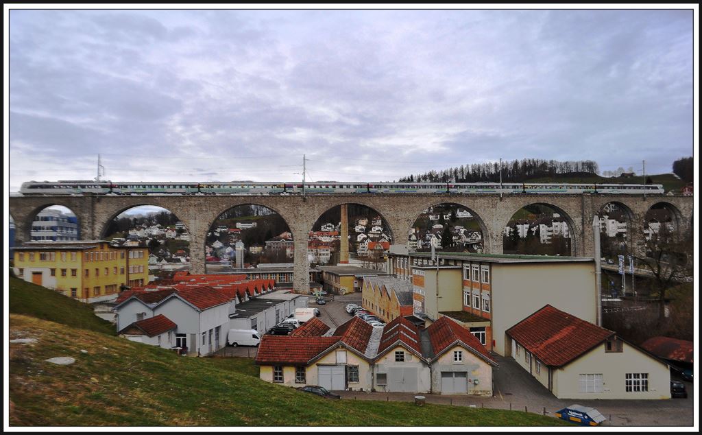 VAE2422 auf dem Glattviadukt von Herisau. (16.01.2014)