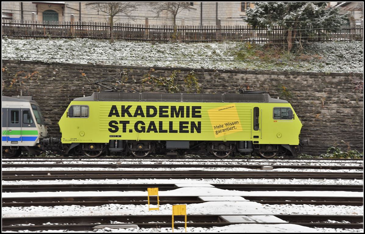 VAE2573 mit Re 446 018-4 an der Spitze erreicht in Kürze St.Gallen. (19.11.2018)