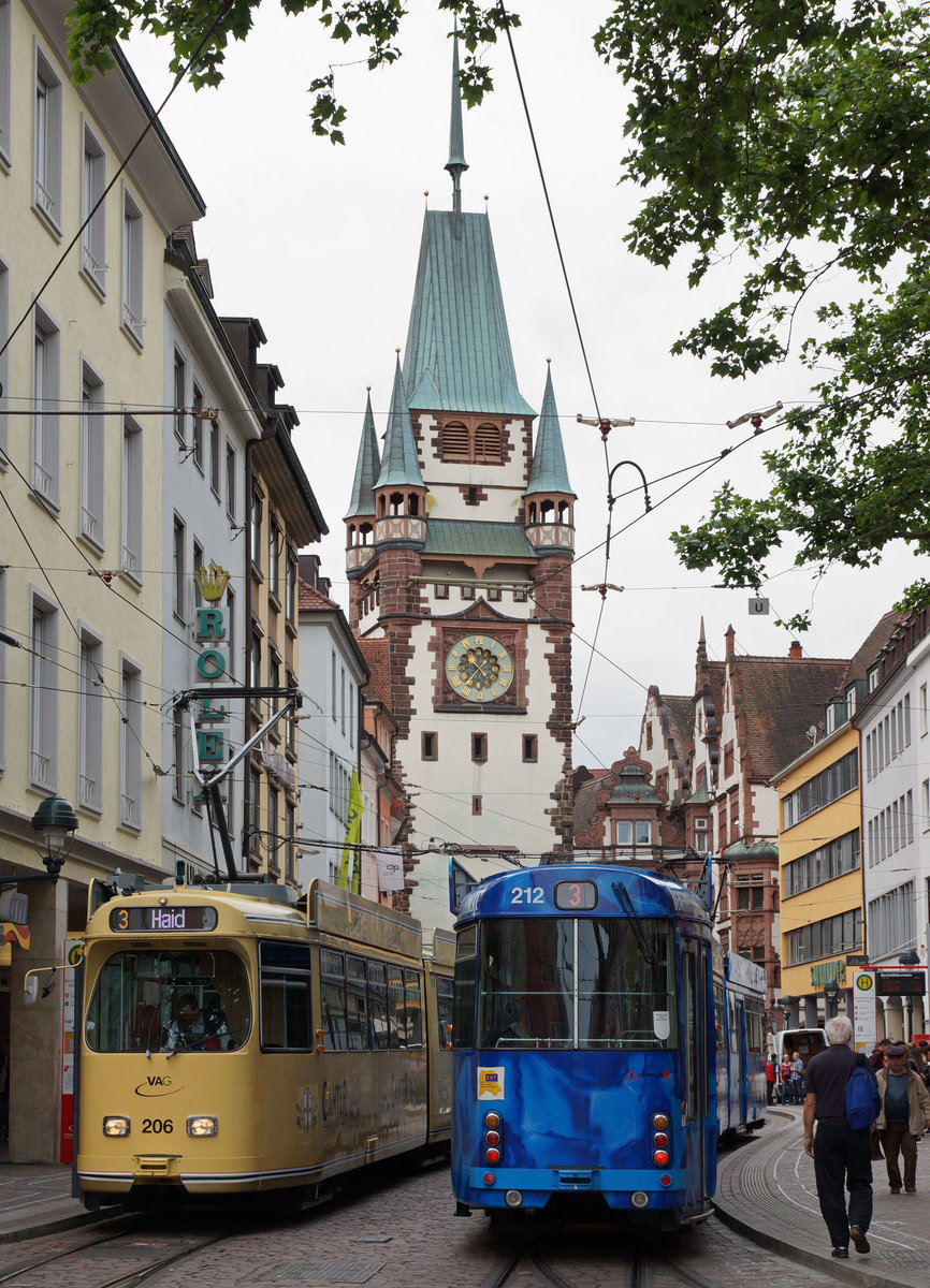 VAG: Begegnung der noch unentbehrlichen Freiburger DUEWAG GT 8N  206 und 212 der Linie 3 am 21. Juni 2016.
Foto: Walter Ruetsch