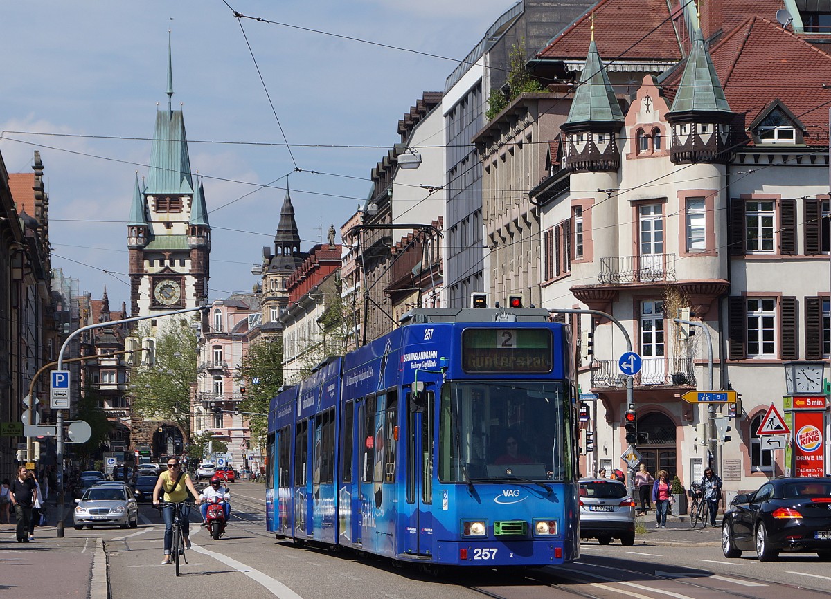 VAG: CT8 Z 257 (1994) der Freiburger Verkehrs AG am 28. Mai 2015 auf der Linie 2 Günterstal-Zähringen, wo ausschliesslich Niederflur-Stadtbahnwagen verkehren.
Foto: Walter Ruetsch 