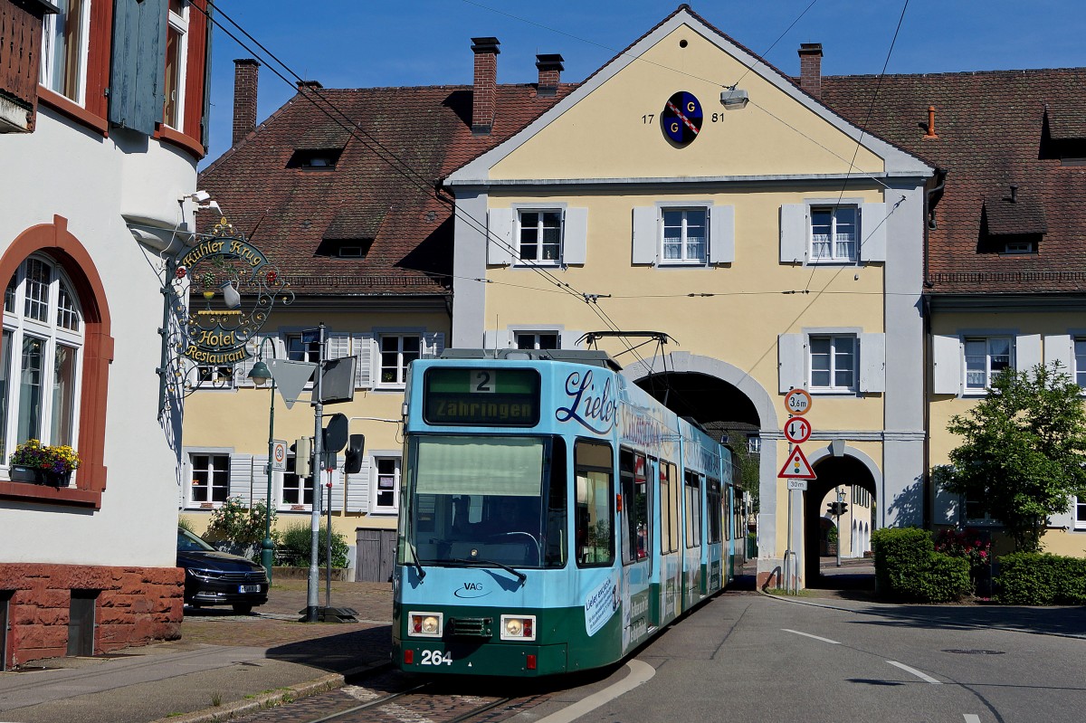 VAG: CT8 Z 264 (1994) der Freiburger Verkehrs AG am 28. Mai 2015 auf der Linie 2 Günterstal-Zähringen, wo ausschliesslich Niederflur-Stadtbahnwagen verkehren. Die Aufnahme ist auf dem kurzen eingleisigen Streckenabschnitt kurz vor dem Endhalt Günterstal entstanden. 
Foto: Walter Ruetsch