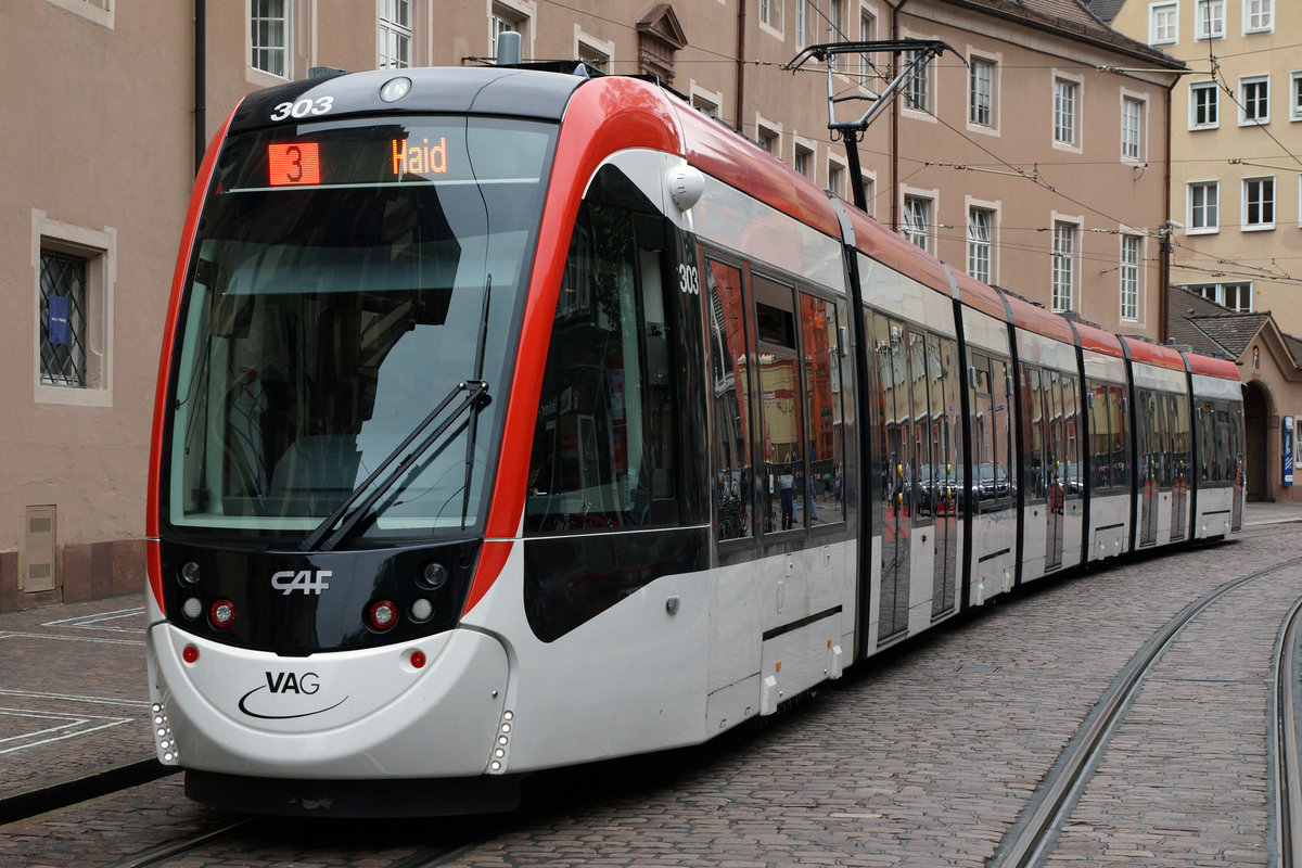 VAG: Die meisten neuen spanischen Strassenbahnen der Freiburger Verkehr AG (VAG) rollen bereits mit einer Vollwerbung auf dem Strassenbahnnetz von Freiburg in Breisgau. Die Aufnahme stammt vom 21. Juni 2016.
Foto: Walter Ruetsch