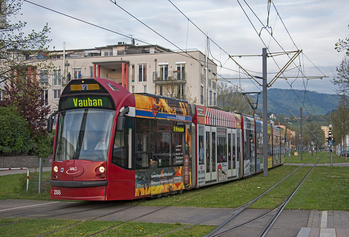 VAG Freiburg Brisgau Combino 288 als Linie 3 in der Endstation Innsbrucker Straße, 22.04.2016. 