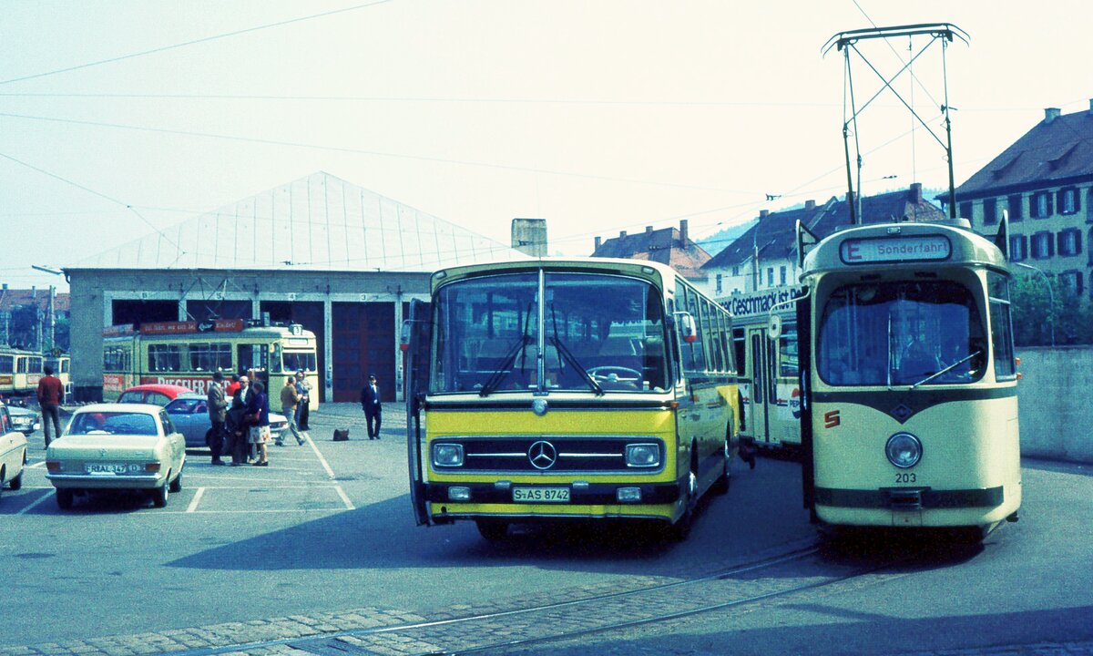 VAG Freiburg___Besuch der Verkehrsfreunde Stuttgart e.V. bei der Freiburger Straßenbahn. Anreise im 'SSB-Reisen' Bus, hier im Betriebshof Nord (Komturstraße) neben Tw 203 [DUEWAG;GT 8,1972,GEAMATIC],
.__20-04-1974