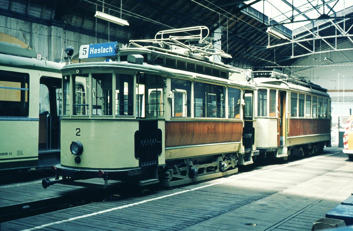 VAG Freiburg__Fahrzeuge im Betriebshof Süd (Urachstraße/Lorettostraße) : Tw 2 (HAWA 1901) und Tw 56, Maximumwagen, Rastatt 1927__20-04-1974