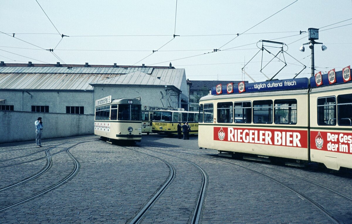 VAG Freiburg___Im Betriebshof Nord (Komturstraße) : Tw 203 [DUEWAG;GT 8,1972,GEAMATIC], SSB Reisebus und Tw 102 [Rastatt, 1958  Sputnik ].__20-04-1974