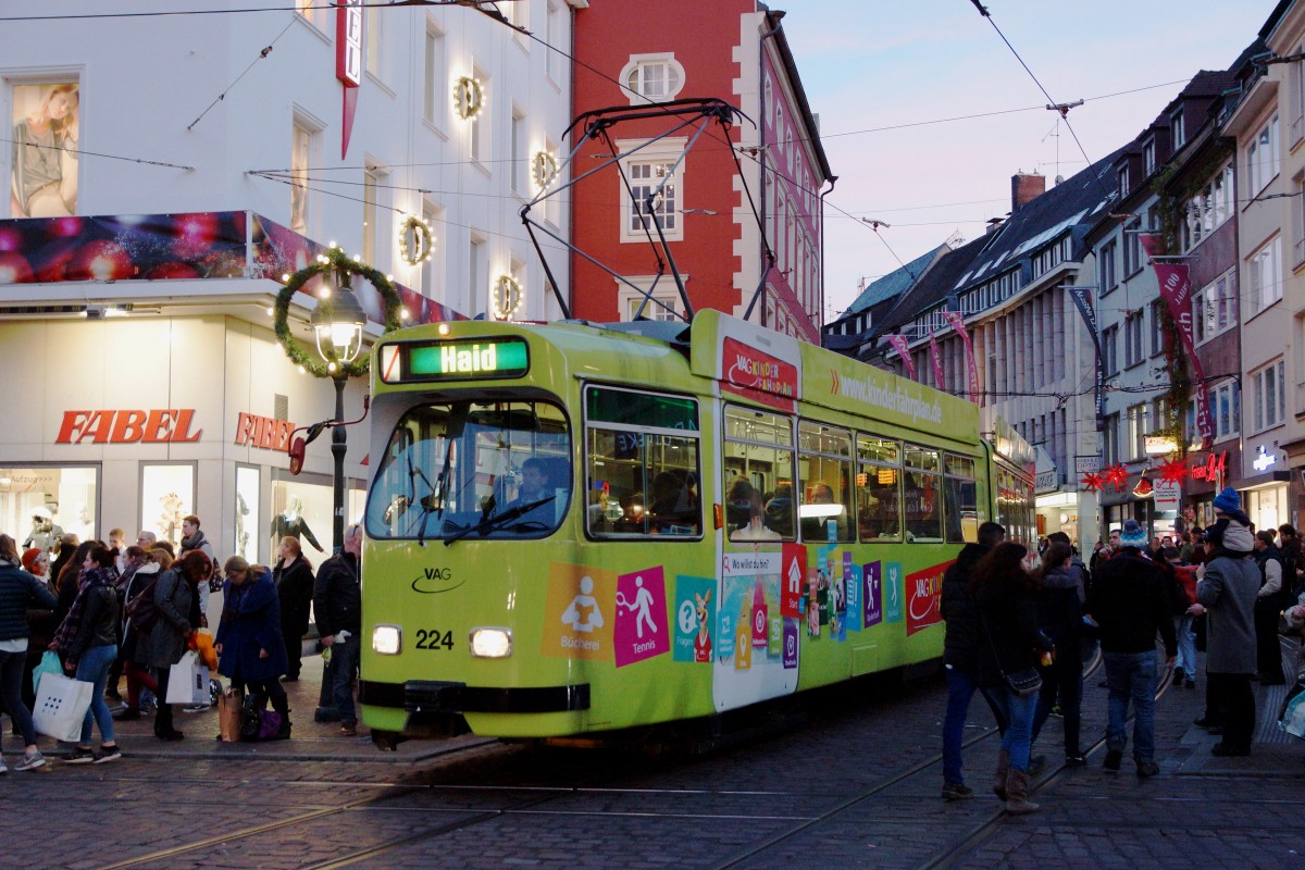 VAG: GTAK 224 in der Freiburger Innenstadt auf unüblicher Strecke ohne Linienanzeige unterwegs als Sonderzug für die Fussballfans des Spiels SC FREIBURG - FC UNION BERLIN (3:0) vom 5. Dezember 2015.
Foto: Walter Ruetsch