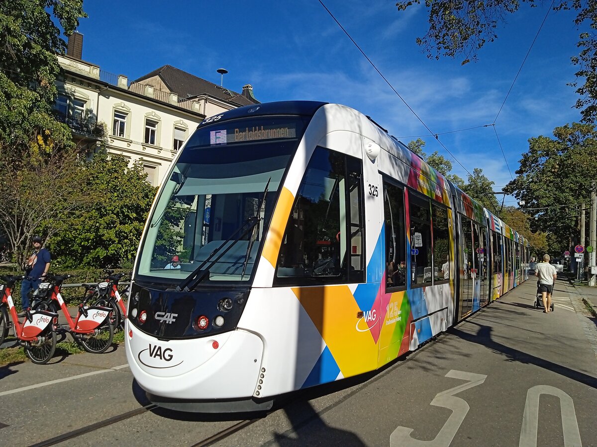 VAG Urbos 100 Wagen 325 auf Sonderfahrt zum 125 . J�hrigen der Freiburger Stra�enbahn am 26 .9.2026 am Betriebshof S�d 