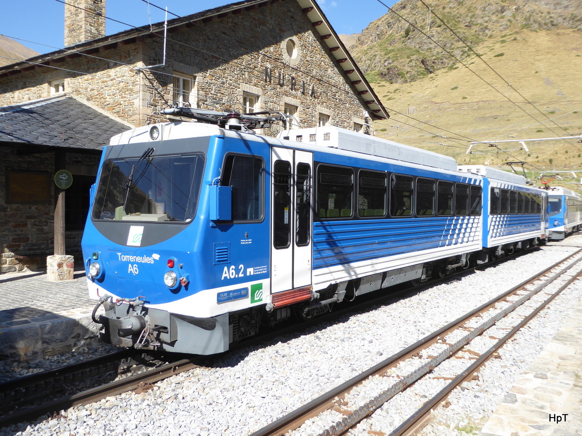 Vall de Nuria / Cremallera - Triebwagen A.6 in Bergbahnhof von Nuria am 04.10.2016