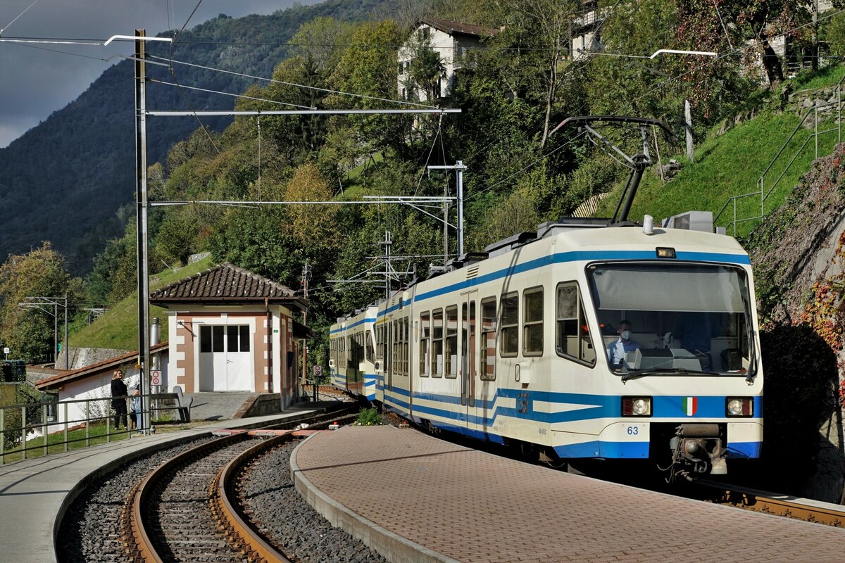 Valle Vigezzo (SSIF).
Centovallibahn (FART).
Die beiden SSIF ABe 4/6 63 und ABe 4/6 61 beim Passieren der Station CORCAPOLO (FART) am 10. Oktober 2021.
Foto: Walter Ruetsch