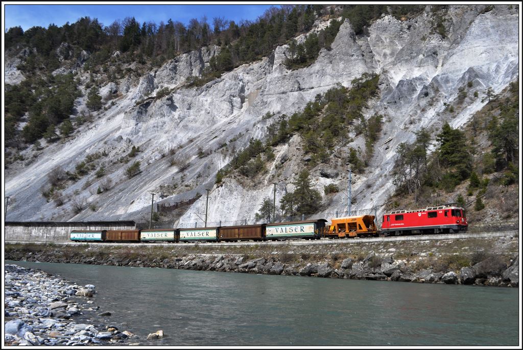 Valserwasserzug 5244 mit Ge 4/4 II 631  Untervaz  passiert die Steinschlaggalerie oberhalb von Trin im Grand Canyon der Schweiz. (02.04.2014)