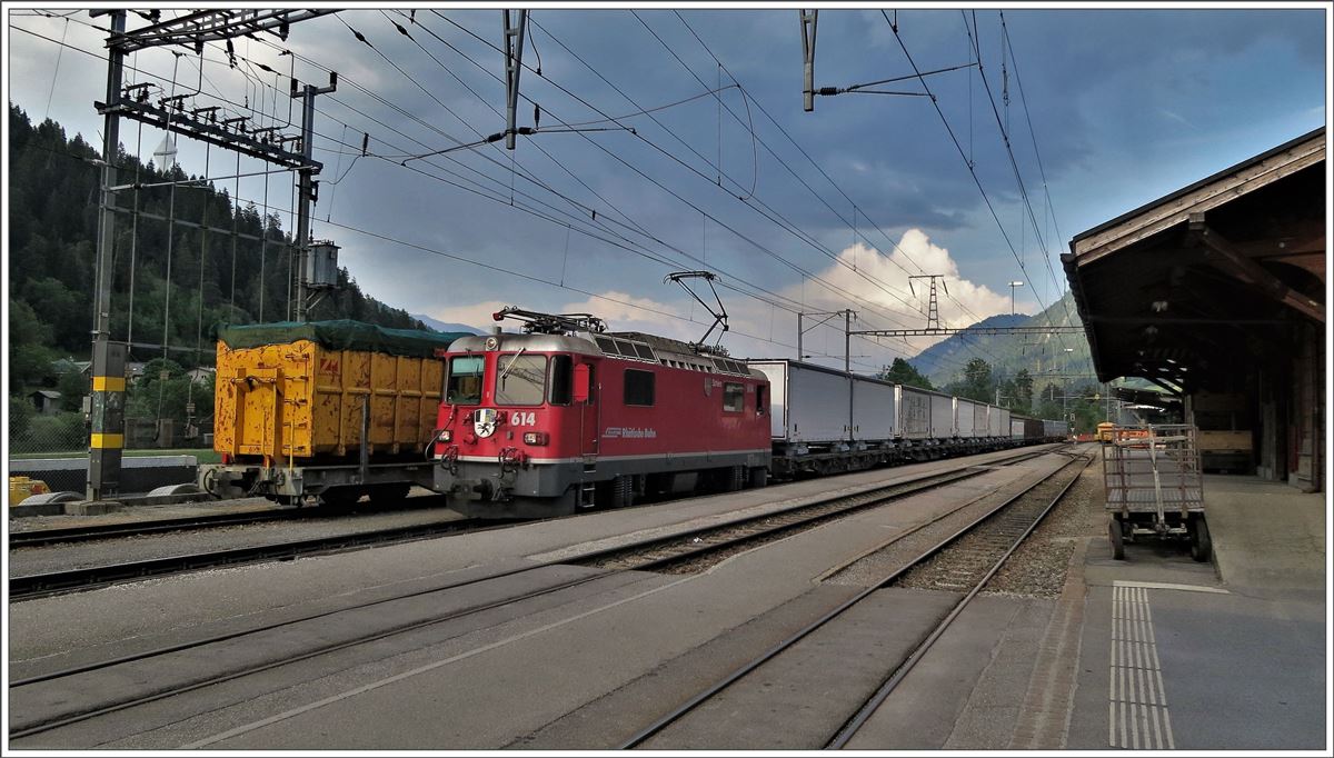 Valserwasserzug 5757 mit Ge 4/4 II 614  Schiers  bei der Ankunft in Ilanz. (31.05.2017)