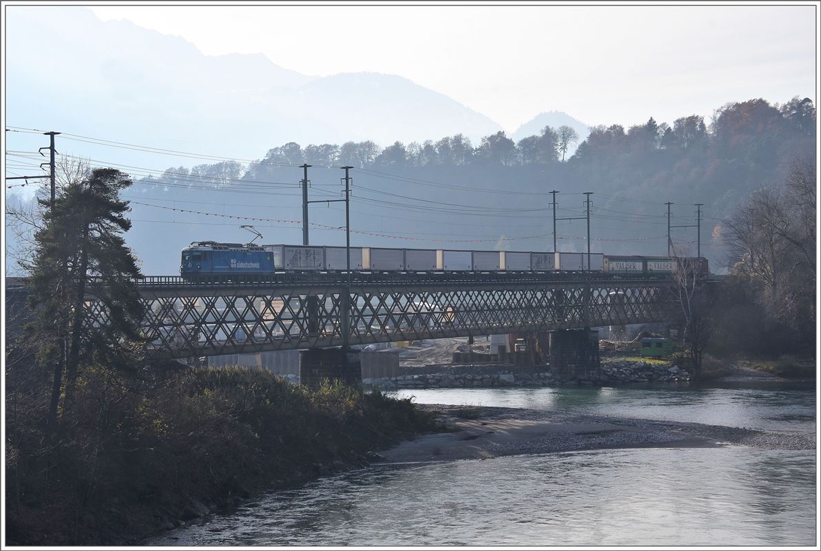 Valserwasserzug mit Ge 4/4 II 619  Samedan  auf der Hinterrheinbrücke in Reichenau-Tamins. (16.11.2017)