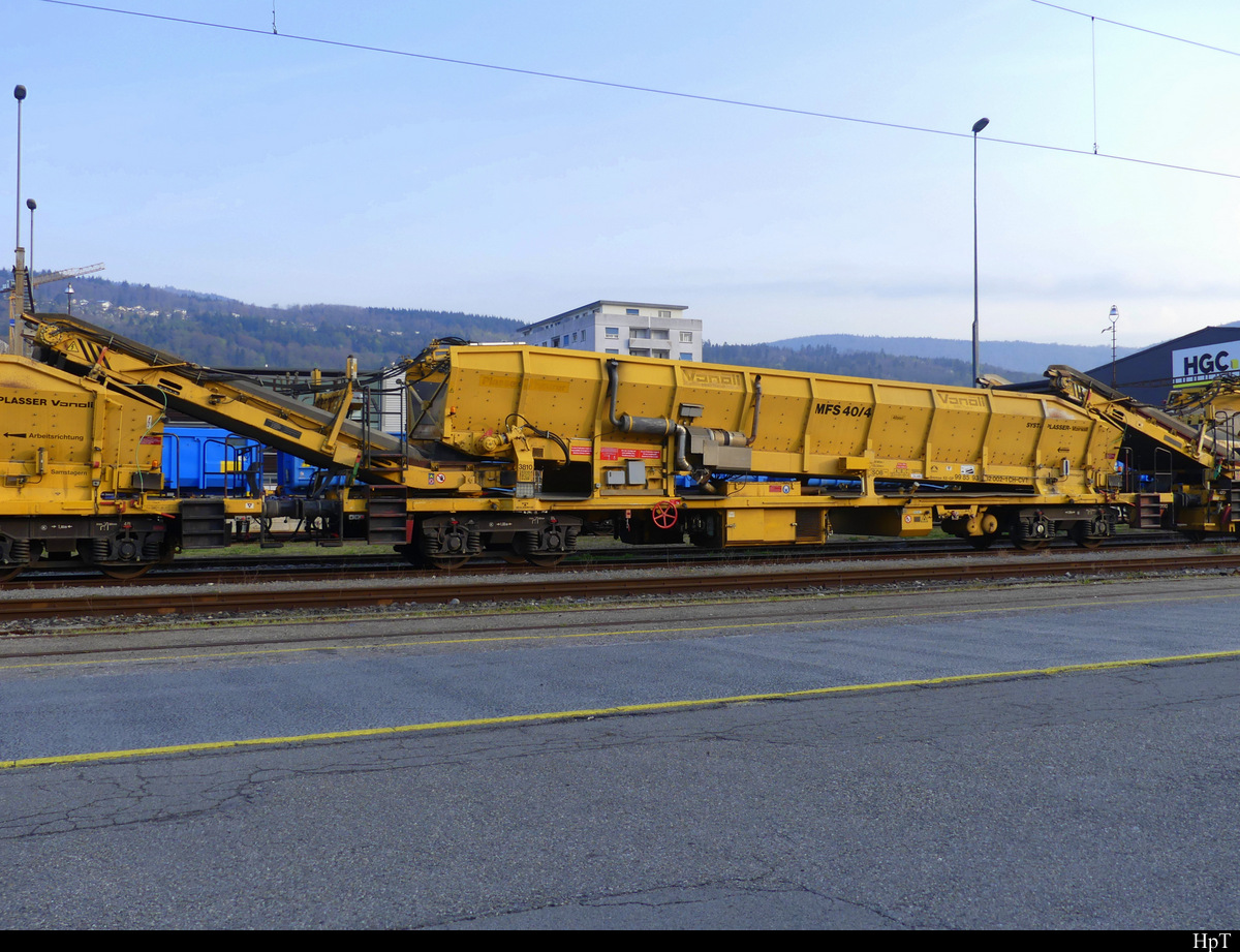 Vanoli Gleisbau - Vs 99 85 93 52 002-1 abgestellt im SBB Güterbahnhof von Biel am 15.04.2022