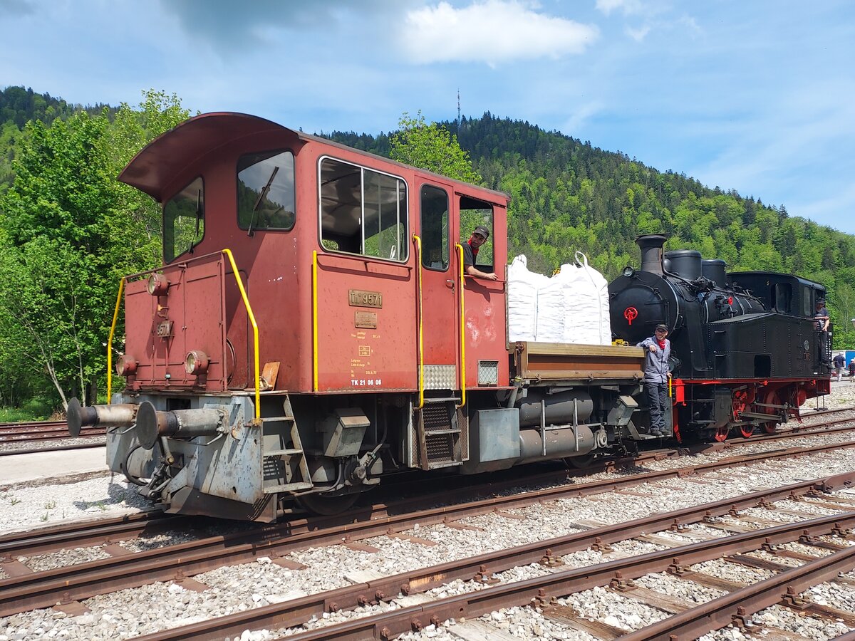 Vapeur Val de Travers - Die dieseltraktor Tm III 9571 mit die Dampflok E 3/3 16388 im Rangierarbeit. Bf. Saint Sulpice (NE) - 14-05-2022