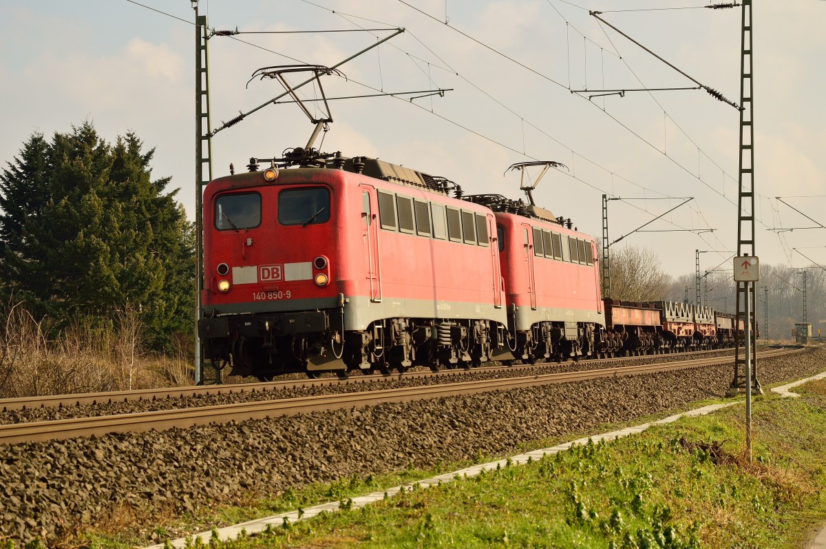 Variante der beiden Oldies 140 850-9 und 140 837 mit einem Coilwagenleerzug bei Kaarst Broicherseite. 22.2.2015