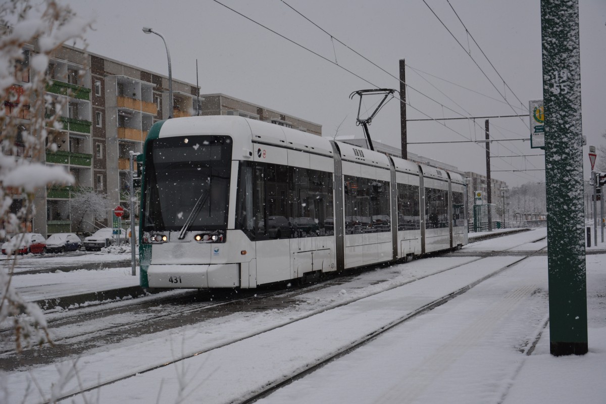Vario Bahn 431 unterwegs auf der Linie 96 am 26.12.2014 Robert-Baberske-Straße.