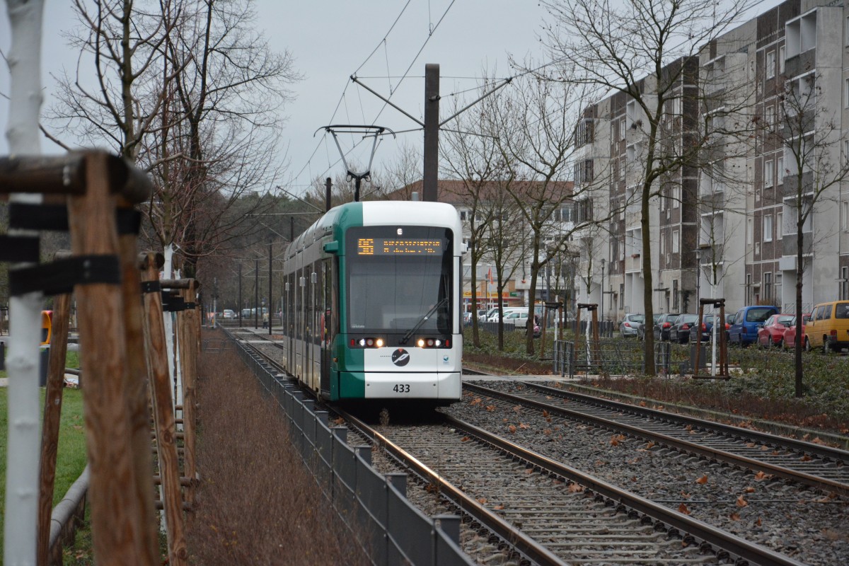 Vario Bahn  433  auf dem Weg zum Kirchsteigfeld am 02.01.2014. Nächster Halt Robert-Baberske-Straße.