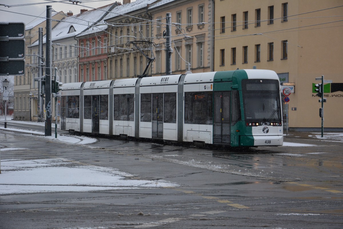 Vario Bahn 438 unterwegs auf der Linie 96 am 26.12.2014 Platz der Einheit.
