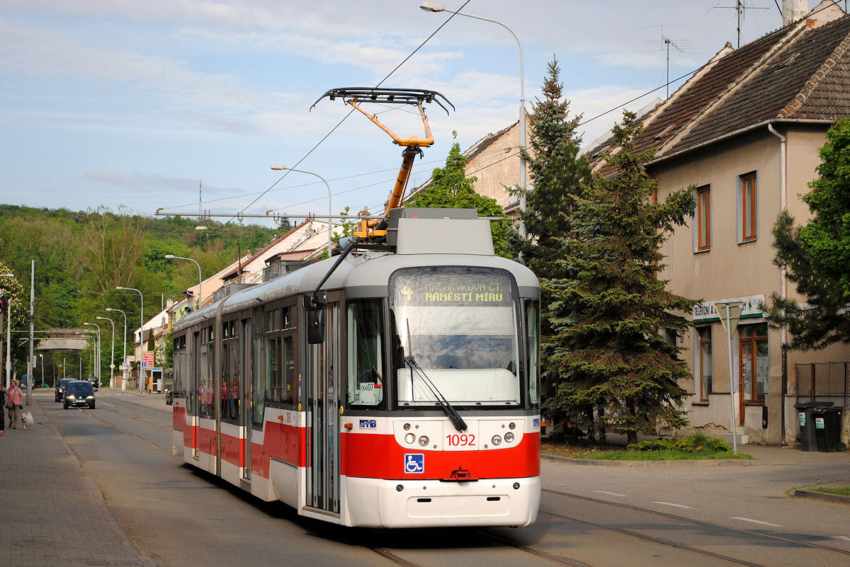 Vario LF2R.E 1092 fährt als Linie 4 durch die Obranska ulica ins Stadtzentrum. (08.05.2015)