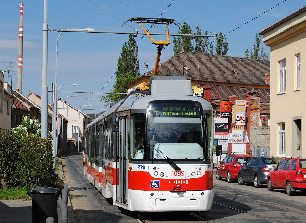 Vario LF2R.E 1099 fährt durch die Valcharska ulica in Richtung Stadtzentrum.(08.05.2015)