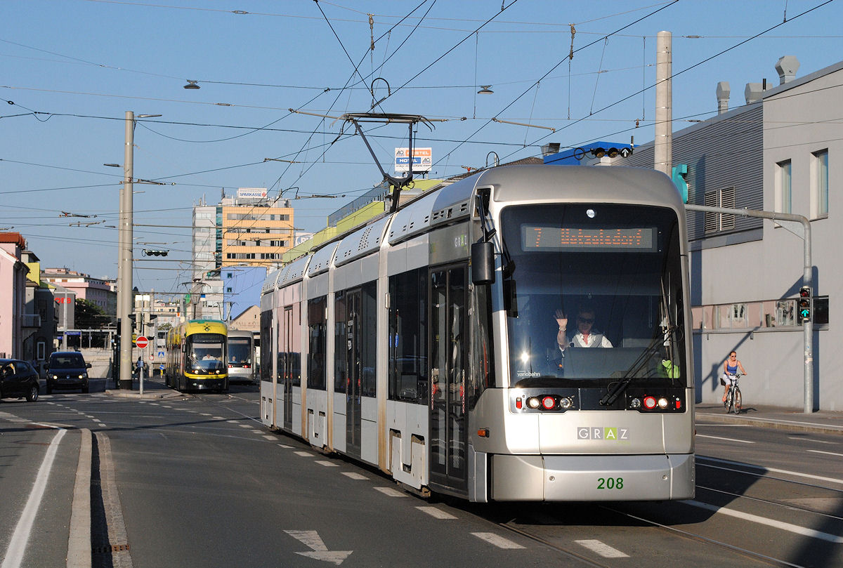 Variobahn 208 fährt als Linie 7 durch die Eggenbergerstraße in Richtung Wetzelsdorf.(10.07.2015 )
