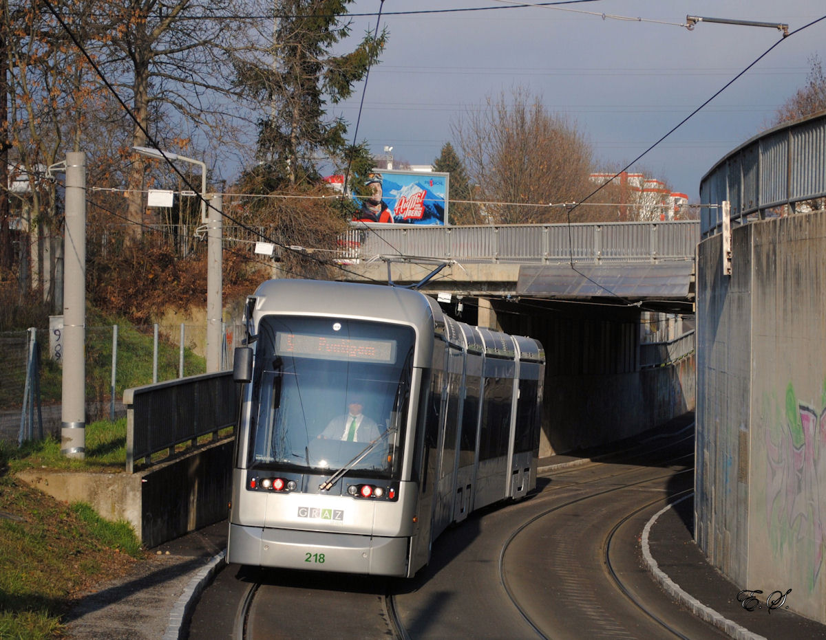 Variobahn 218 durchfährt die Andritzer Unterführung. Hier wurden die Gleise in den Bögen überhöht verlegt,allerdings darf in diesem Bereich aufgrund von Anrainerbeschwerden mit maximal 20 km/h gefahren werden.(12.12.2013)