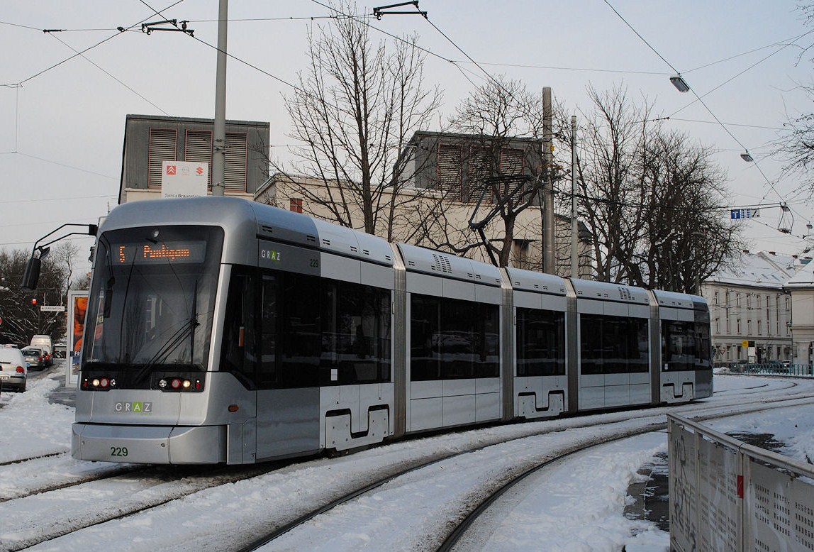 Variobahn 229 hat soeben die Haltestelle Keplerbrücke verlassen und fährt nun den Franz-Josefskai stadteinwärts. (29.12.2014)