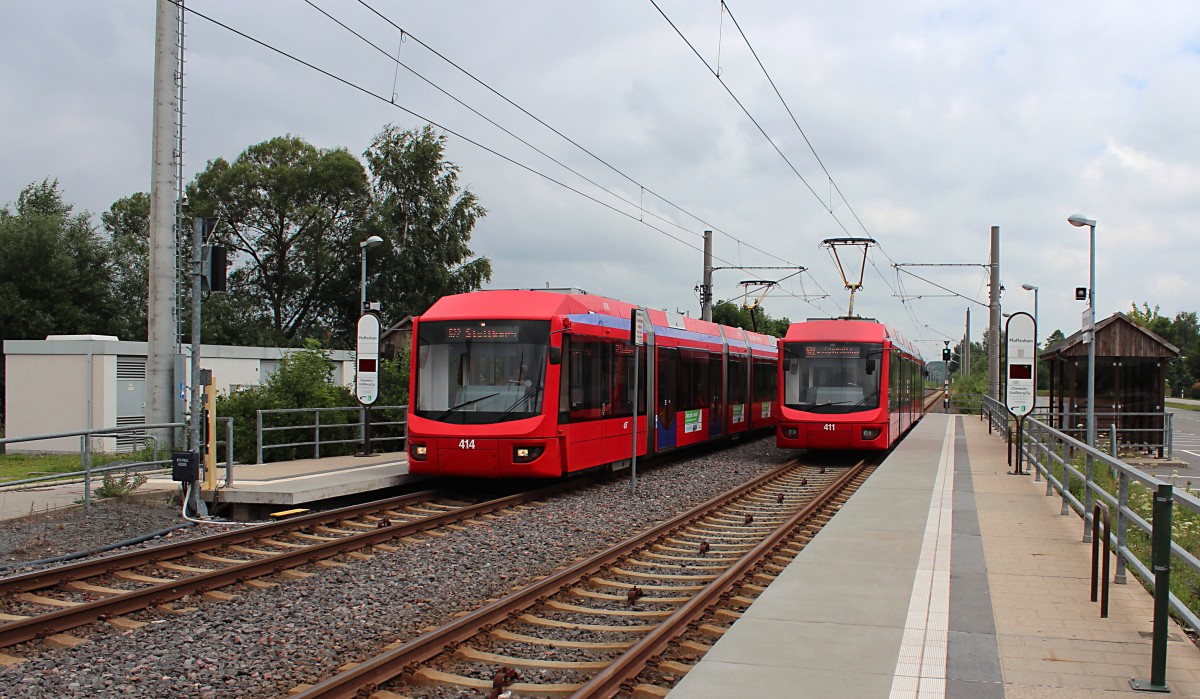 Variobahn 414 und 411 stehen am Kreuzungsbahnhof Pfaffenhain. Während Wagen 414 mit der CB 56029 nach Stollberg (Sachs) fährt, fährt Wagen 411 mit der CB 56030 nach Chemnitz Hbf. So gesehen am 12.07.2014

Für die Pilotstrecke des Chemnitzer Modells, 2002 eingeweiht, sind sowohl für das Straßenbahn- als auch Eisenbahnnetz geeignete Fahrzeuge notwendig. Nach Elektrifizierung des Streckenabschnitts Altchemnitz - Stollberg mit 750 V DC war der Einsatz einer Regio-Variobahn (mit Modifikationen gegenüber Serie CVAG) die wirtschaftlichste Variante der Betriebsdurchführung.

Die wesentlichen Unterschiede zur herkömmlichen Ausstattung für das Straßenbahnnetz sind ein neues Radprofil, Voraussetzung für ruhigen Lauf und hohe Entgleisungssicherheit der Bahnen auf beiden Gleisstrecken, eine aufgrund der höheren Geschwindigkeit und der eingleisigen Strecke vorgeschriebene Zugbeeinflussung (Indusi I60R), Zugbahnfunk und ein Signalhorn. Alle schon aus dem innerstädtischen Einsatz bekannten Komfortmerkmale wie ebener Einstieg durch vier breite Türen beiderseits, gute Sicht nach außen durch große Fenster, optische und akustische Fahrgastinformation, klimatisierter Innenraum und ein Fahrscheinautomat sind natürlich auch in den Regiofahrzeugen vorhanden.

Die City-Bahn Chemnitz verfügt über sechs Triebwagen dieser Bauart (411-416).
Hier noch ein paar technischen Daten zu diesen Triebwagen.

Länge 31.380 mm 
Breite 2.650 mm 
Höhe 3.350 mm 
Einstiegshöhe 300 mm 
Spurweite 1.435 mm 
Kleinster befahrbarer Bogenhalbmesser 20.000 mm 
Raddurchmesser (neu / abgenutzt) 663 / 623 mm 
Fahrgastsitzplätze 73 
davon Klappsitze 5 
Stehplätze 124 
Fahrdraht-Nennspannung 600 V / 750 V 
Fahrmotorleistung im Nennpunkt 8x45 kW 
Höchstgeschwindigkeit 80 km/h 
(Quelle: www.city-bahn.de)
