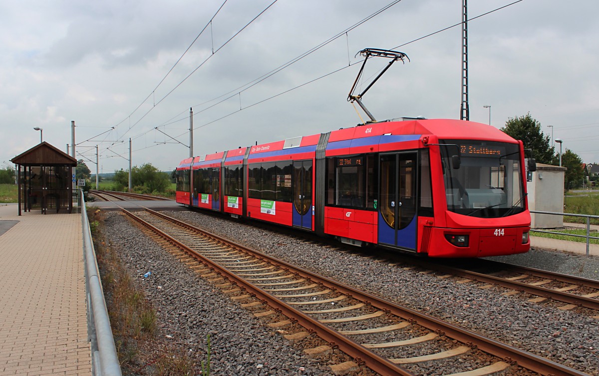 Variobahn 414 fährt am 12.07.2014 mit der CB 56029 von Chemnitz Hbf nach Stollberg (Sachs), hier beim verlassen von Pfaffenhain.

Für die Pilotstrecke des Chemnitzer Modells, 2002 eingeweiht, sind sowohl für das Straßenbahn- als auch Eisenbahnnetz geeignete Fahrzeuge notwendig. Nach Elektrifizierung des Streckenabschnitts Altchemnitz - Stollberg mit 750 V DC war der Einsatz einer Regio-Variobahn (mit Modifikationen gegenüber Serie CVAG) die wirtschaftlichste Variante der Betriebsdurchführung.

Die wesentlichen Unterschiede zur herkömmlichen Ausstattung für das Straßenbahnnetz sind ein neues Radprofil, Voraussetzung für ruhigen Lauf und hohe Entgleisungssicherheit der Bahnen auf beiden Gleisstrecken, eine aufgrund der höheren Geschwindigkeit und der eingleisigen Strecke vorgeschriebene Zugbeeinflussung (Indusi I60R), Zugbahnfunk und ein Signalhorn. Alle schon aus dem innerstädtischen Einsatz bekannten Komfortmerkmale wie ebener Einstieg durch vier breite Türen beiderseits, gute Sicht nach außen durch große Fenster, optische und akustische Fahrgastinformation, klimatisierter Innenraum und ein Fahrscheinautomat sind natürlich auch in den Regiofahrzeugen vorhanden.

Die City-Bahn Chemnitz verfügt über sechs Triebwagen dieser Bauart (411-416).
Hier noch ein paar technischen Daten zu diesen Triebwagen.

Länge 31.380 mm 
Breite 2.650 mm 
Höhe 3.350 mm 
Einstiegshöhe 300 mm 
Spurweite 1.435 mm 
Kleinster befahrbarer Bogenhalbmesser 20.000 mm 
Raddurchmesser (neu / abgenutzt) 663 / 623 mm 
Fahrgastsitzplätze 73 
davon Klappsitze 5 
Stehplätze 124 
Fahrdraht-Nennspannung 600 V / 750 V 
Fahrmotorleistung im Nennpunkt 8x45 kW 
Höchstgeschwindigkeit 80 km/h 
(Quelle: www.city-bahn.de)