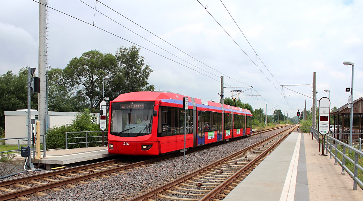 Variobahn 414 steht am 12.07.2014 mit der CB 56029 von Chemnitz Hbf nach Stollberg(Sachs) in dem Kreuzungsbahnhof Pfaffenhain.