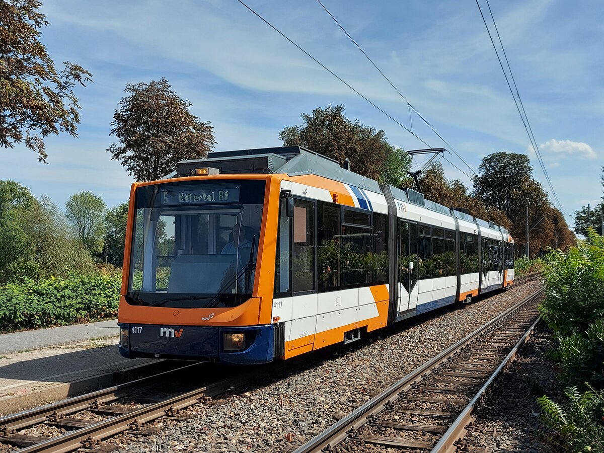Variobahn der RNV an der Haltestelle Fernmeldeturm. 24.08.2022 um 13:12 Uhr als Linie 5 in Richtung Innenstadt und Käfertal. 