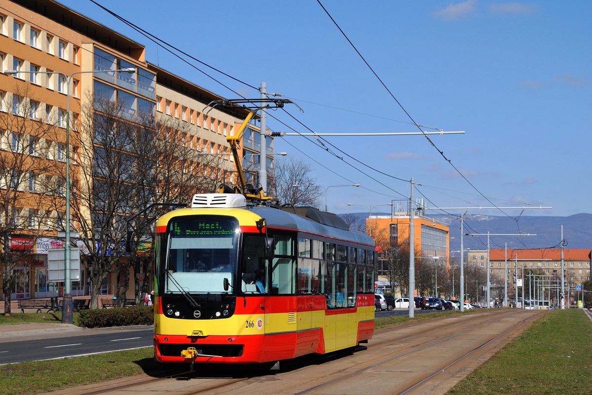 VarioLF.E 226 im Zentrum von Novy Most in der Trida Budevatelu kurz vor der Haltestelle 1. namesti. (20.03.2019)