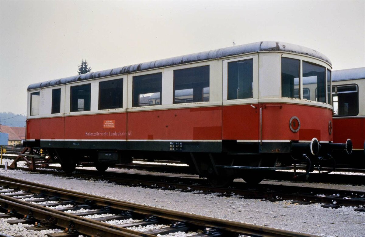 VB 16 der Hohenzollerischen Landesbahn auf dem Areal des Bw Gammertingen (29.10.1984)
