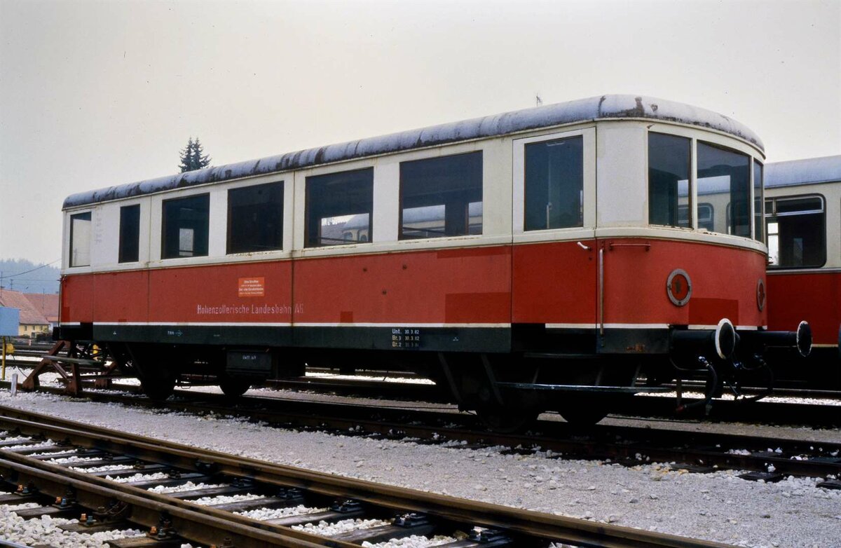 VB 16 der Hohenzollerischen Landesbahn auf dem Areal des Bw Gammertingen am 29.10.1984.
