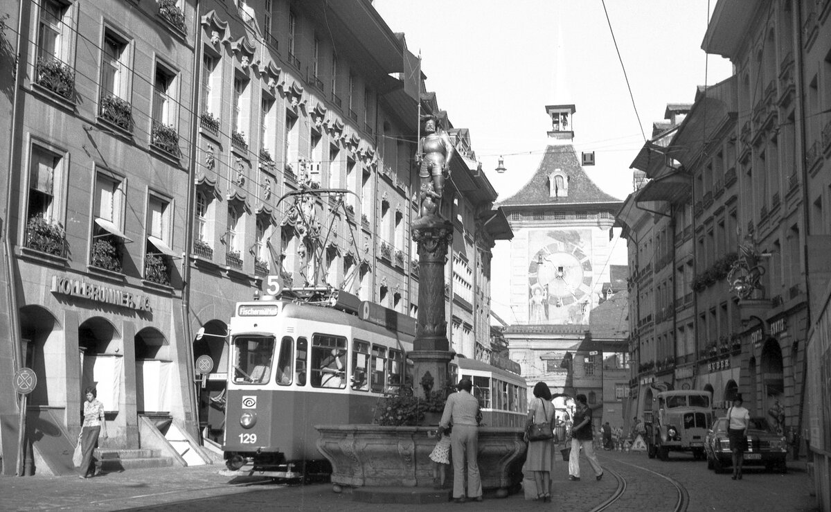 VB Tram Bern__Zug der Linie 5 nach Fischermätteli mit Tw 129 Be 4/4 von 1960/61 in der Marktgasse.__27-08-1976