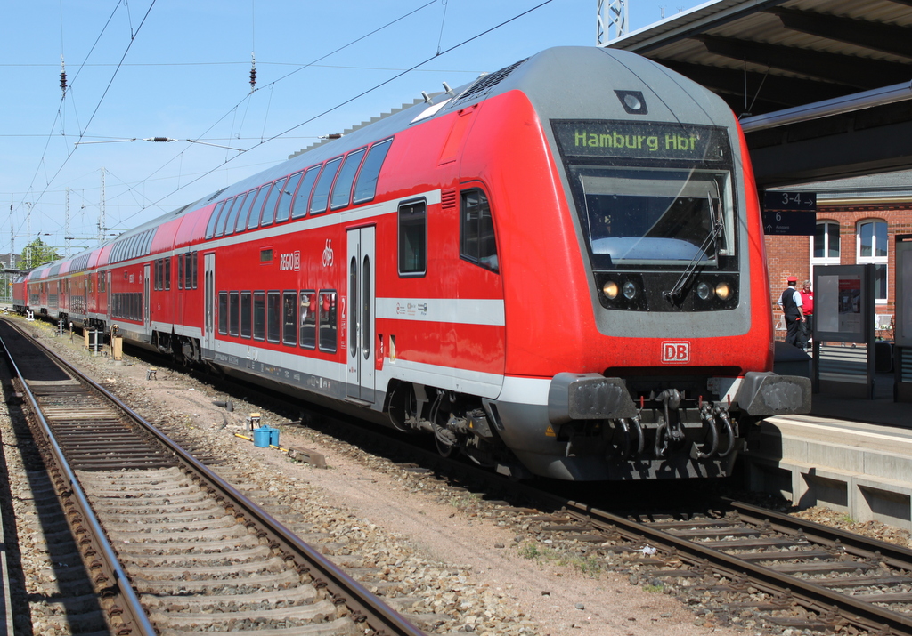 VBB-Steuerwagen DBpzfa 766.1 stand am Freitag dem 13.05.2016 als RE 4310 von Rostock Hbf nach Hamburg Hbf im Rostocker Hbf bereit.