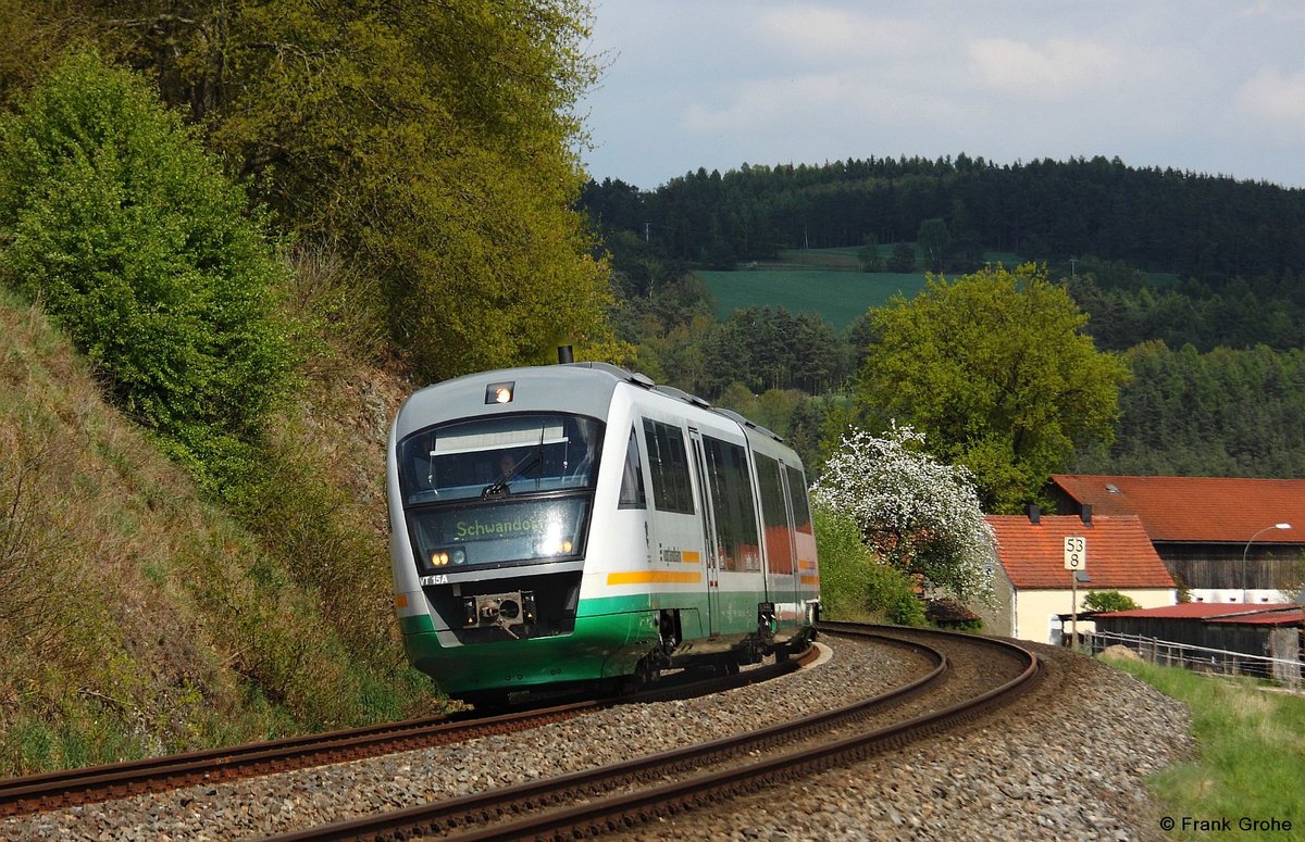 VBG 642 315-5 Vogtlandbahn VT 15  Landkreis Neustadt Waldnaab  (Bj. 2002, als VBG 74261 Weiden - Schwandorf, KBS 855 Hof - Regensburg, fotografiert bei Brensdorf zwischen Nabburg und Schwarzenfeld am 26.04.2014