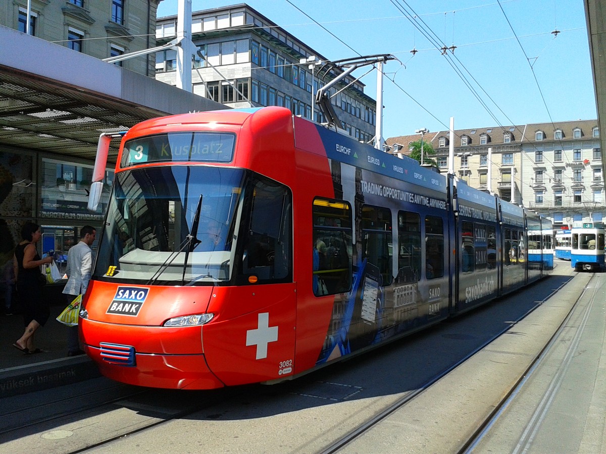 VBG Be 5/6 Nr. 3082  SAXO BANK  als Linie 3 (Albisrieden - Klusplatz) beim Halt an der Haltestelle Bahnhofsplatz/HB. (24.7.2015)