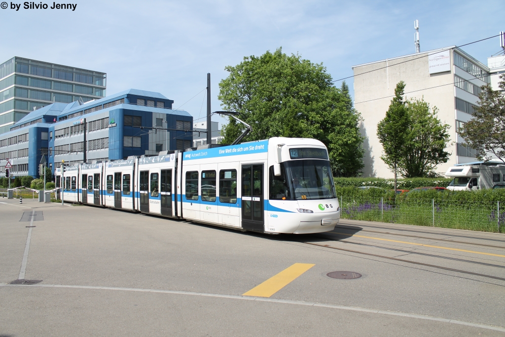 VBG (VBZ) Nr. 3072 (Be 5/6 ''Cobra'') am 12.5.2015 beim Bhf. Glattbrugg auf der Linie 12 nach Stettbach.