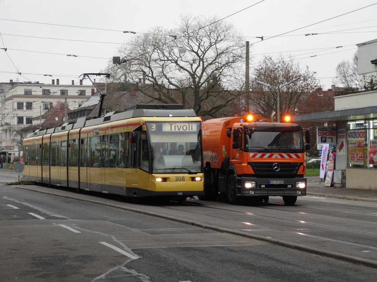 VBK Wagen 308 und VBK Mercedes Benz Kehrmaschiene am 04.12.14 in Karlsruhe 