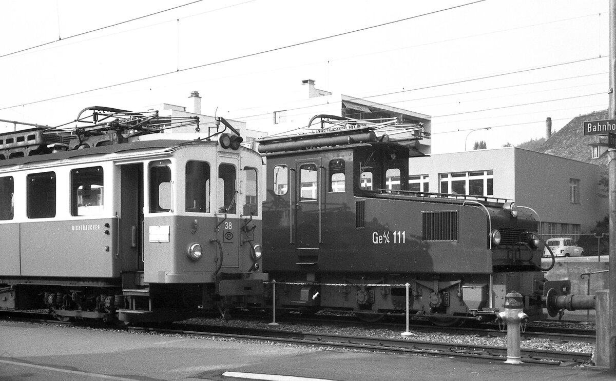 VBW Vereinigte Bern-Worb-Bahnen__Ge 4/4 111 von 1932 und CFe4/4 38 von 1913 an der Endstation 'Worb Dorf'.__27-08-1976