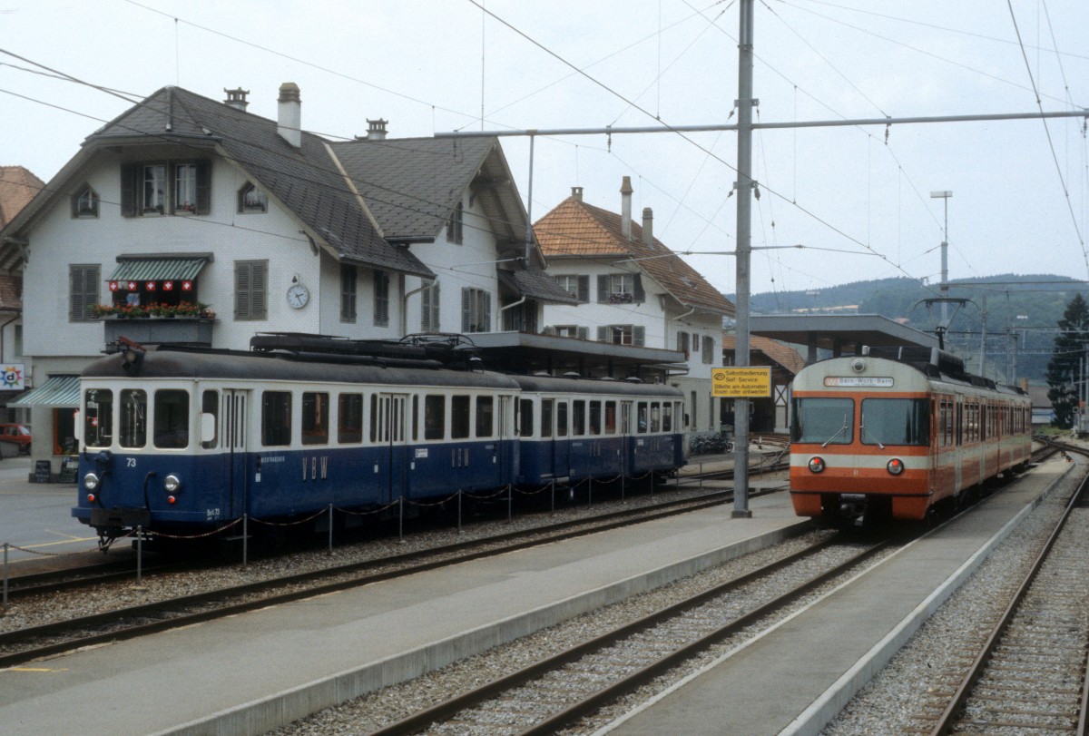 VBW-Züge (Ce 4/4 73 / Be 4/8 61) Bahnhof Worb Dorf im Juli 1983.