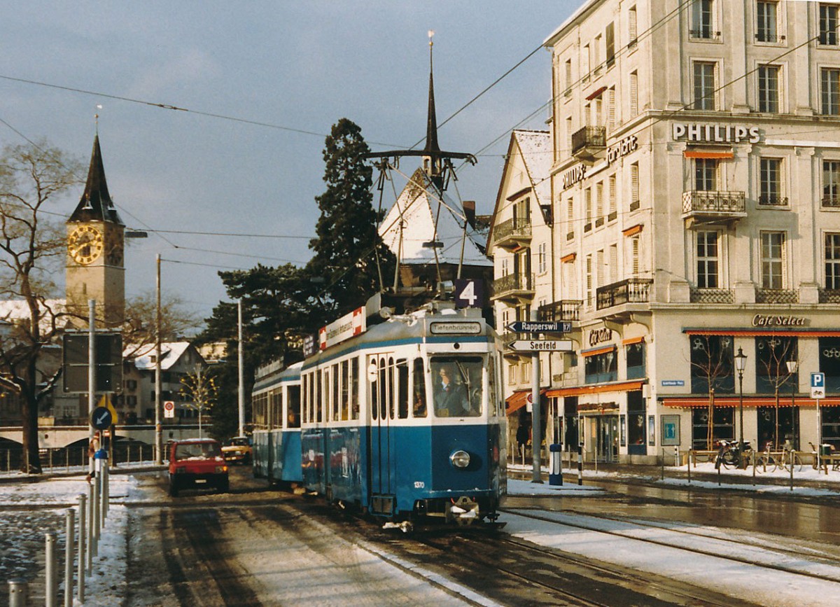 VBZ: Be 4/4 1392-1415, (1947-1954) + B 4 auf der Linie 4 nach Tiefenbrunnen unterwegs im Dezember 1985.
Foto: Walter Ruetsch