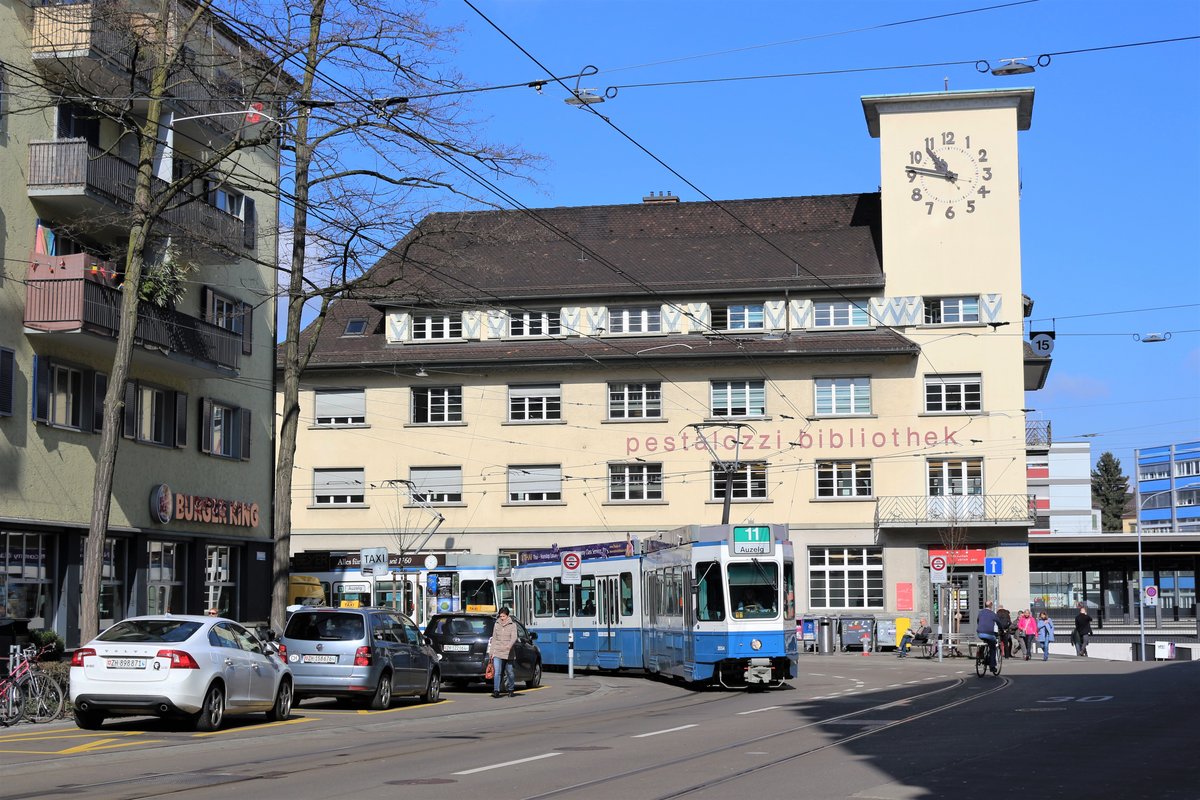 VBZ Be 4/6 Nr. 2054 als Tram Nr. 11 nach Auzelg. 
Die Aufnahme entstand am 14. März 2018 kurz vor der Station Sternen Oerlikon.